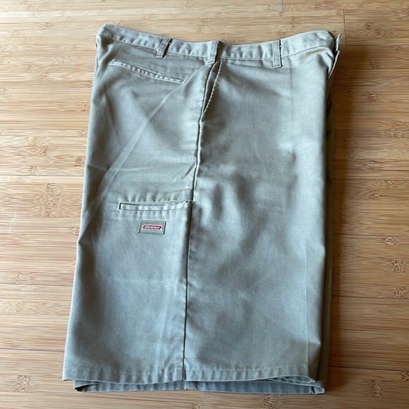 Dickies Relaxed Fit Multi-Use Pocket Work Shorts, Khaki - Picture 10 of 16